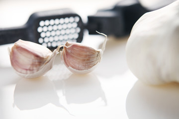 knoblauch,knoblauchzwiebel und knoblauchpresse