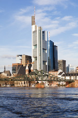 Fototapeta na wymiar Skyline Frankfurt bei Mainhochwasser