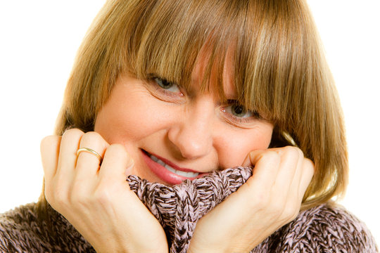 frau h&auml;lt h&auml;nde am kragen