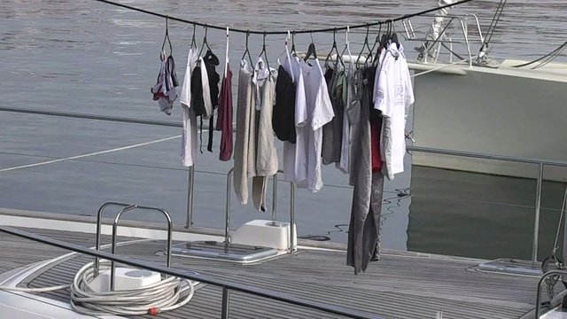 ROPA SECANDOSE EN UN VELERO
