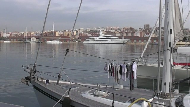 ROPA SECANDOSE EN UN VELERO