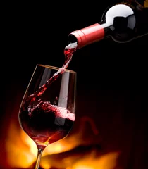 Papier Peint photo Lavable Vin verser du vin au coin du feu