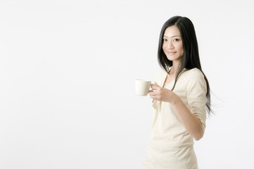 コーヒーを飲む女性