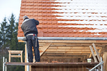 Dachdeckerarbeit bei Schnee