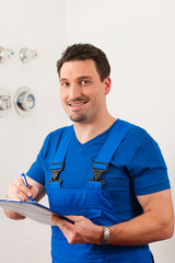 Techniker liest die Wasseruhr ab