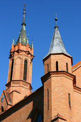 Fototapeta na wymiar Szczegóły w stylu neogotyckim kościele w Druskiennikach