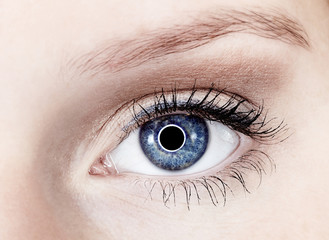 Junge Frau Auge 3 blau