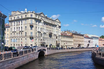 Fototapeta na wymiar bridge through a water channel in city Saint Petersburg