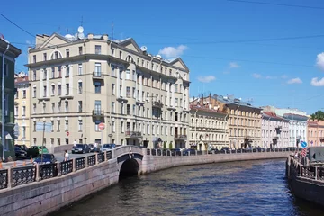 Papier Peint photo Ville sur leau bridge through a water channel in city Saint Petersburg