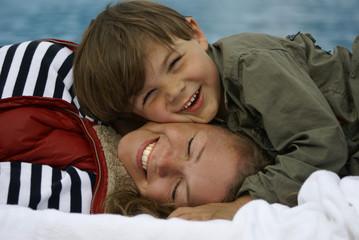 Kleiner Junge schmust mit seiner Mutter