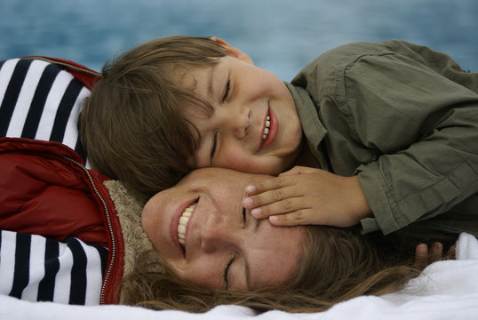 Kleiner Junge schmust mit seiner Mutter