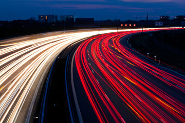 Autos waren in der Nacht auf einer Autobahn