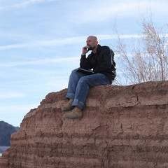 Mann mit Notebook im Canyon