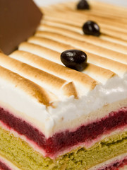 Cake pistachio, strawberries and cream