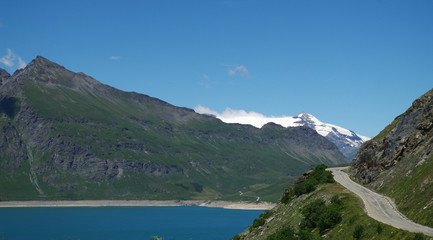 Fototapeta na wymiar route des alpes - savoie