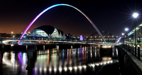 Fototapeta na wymiar Newcastle Gateshead Quayside At Night