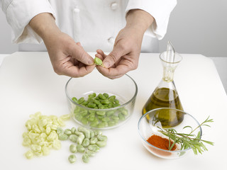 écosser les pois - shelling peas