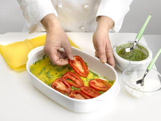 disposer poivrons et tomates dans le plat