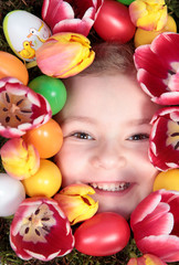 Fototapeta na wymiar Mädchen im Blumenmeer mit Ostereiern