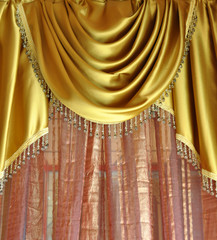 tenture tissu soie jaune et pampilles