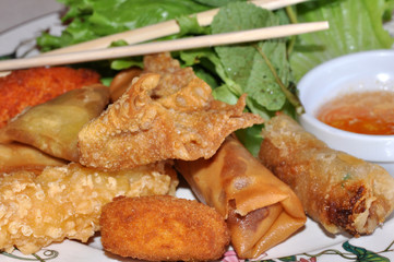 fritures asiatiques nems rouleaux de printemps samosas