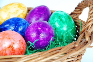 Osterkorb mit bunten Ostereiern