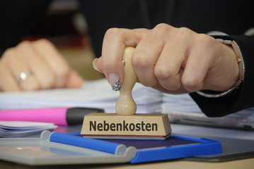 Stempel mit Hand und Nebenkosten