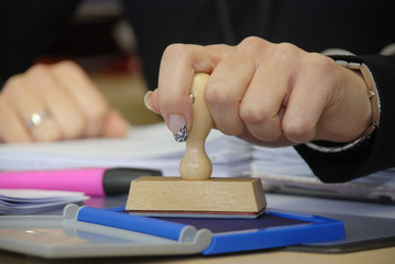 Hand mit Stempel aus Holz Neutral
