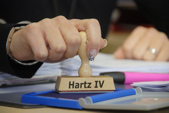 Stempel mit Hand und Hartz IV