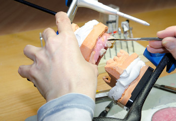Zahntechnikerin bei Wachsaufstellung