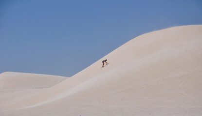 Fototapeta na wymiar surfeur des sables