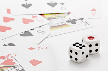 複数のトランプの山とサイコロ