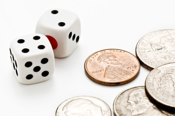 複数のコインとサイコロ