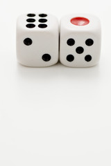 白背景に2個並べたサイコロ