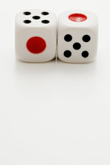 白背景に2個並べたサイコロのアップ