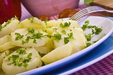 gekochte Kartoffeln angerichet