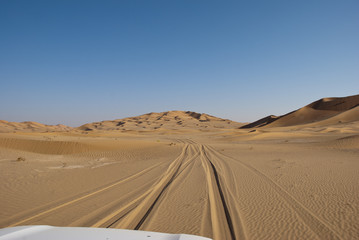 Fototapeta na wymiar samochodem przez pustynię