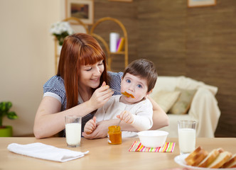 Obraz na płótnie Canvas mother feeding a baby at home