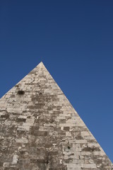 Fototapeta na wymiar Piramide cestia