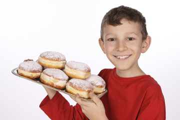 Kind mit Faschingskrapfen