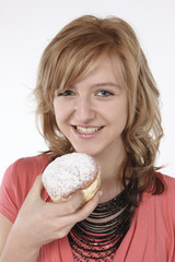 Mädchen mit Faschingskrapfen