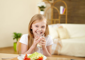 Obraz na płótnie Canvas little girl having meal at home