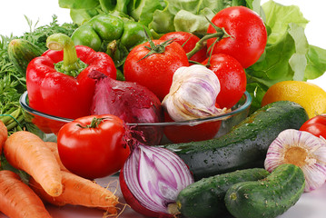 Composition with fresh raw vegetables