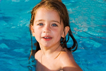 Bambina in piscina