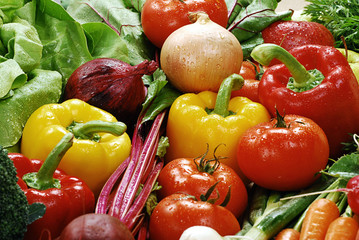 Composition with raw vegetables