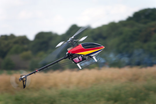 Hélicoptère modèle réduit en voltige