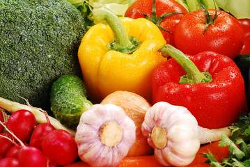 Composition with raw vegetables