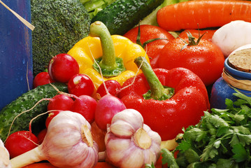 Composition with raw vegetables