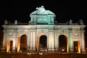 Obraz premium Night view of the Alcala Gate in Madrid, Spain
