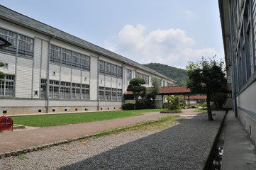 Fototapeta na wymiar Drewniany budynek szkoły